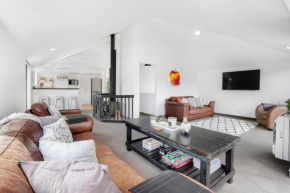 Kiwi style home! Views of lake. Large outdoor area